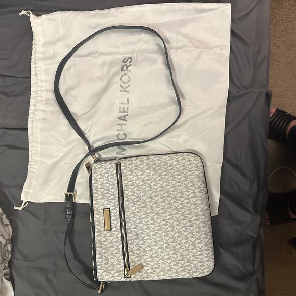 Michael Kors Bedford Signature Flat Crossbody Bag Vanilla NWOT Authentic w/ Dust - Picture 2 of 16